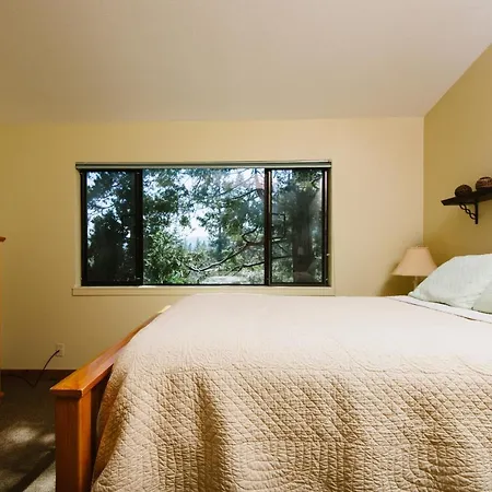 Pioneer Lake View- 4Br Easy Walk To Town Private Hot Tub - Sleeps 11